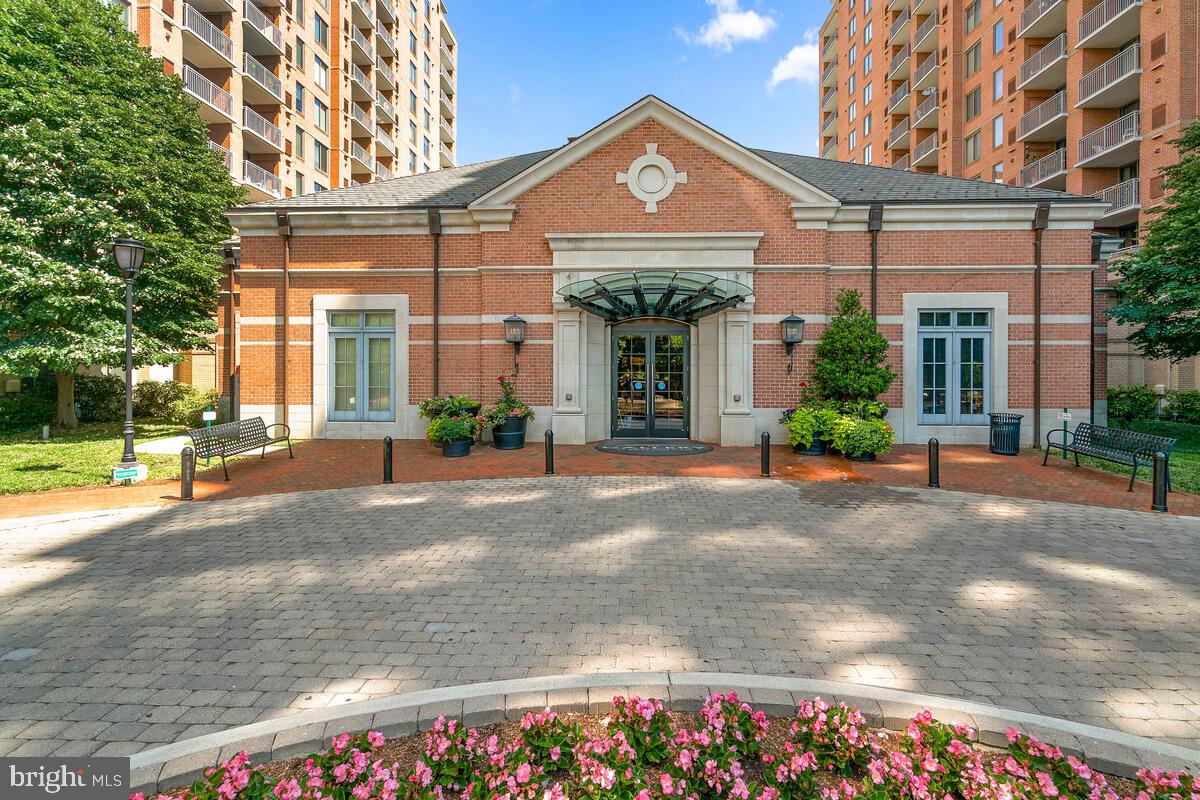 GALLERY AT WHITE FLINT - Residential