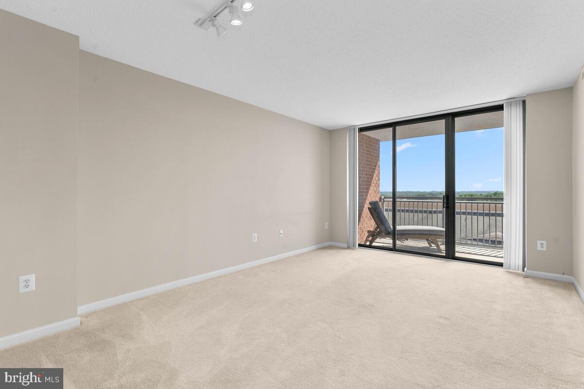 GALLERY AT WHITE FLINT - Residential