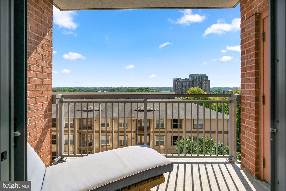 GALLERY AT WHITE FLINT - Residential