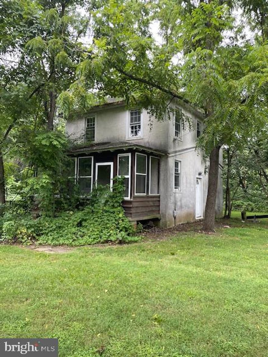 Property is being sold AS-IS price for a fast sale. Property is in a great location but needs work.
2 Oversized Garages, 4 Bay garage with two doors closed off two with access.

Great location for a small business owner that needs space.