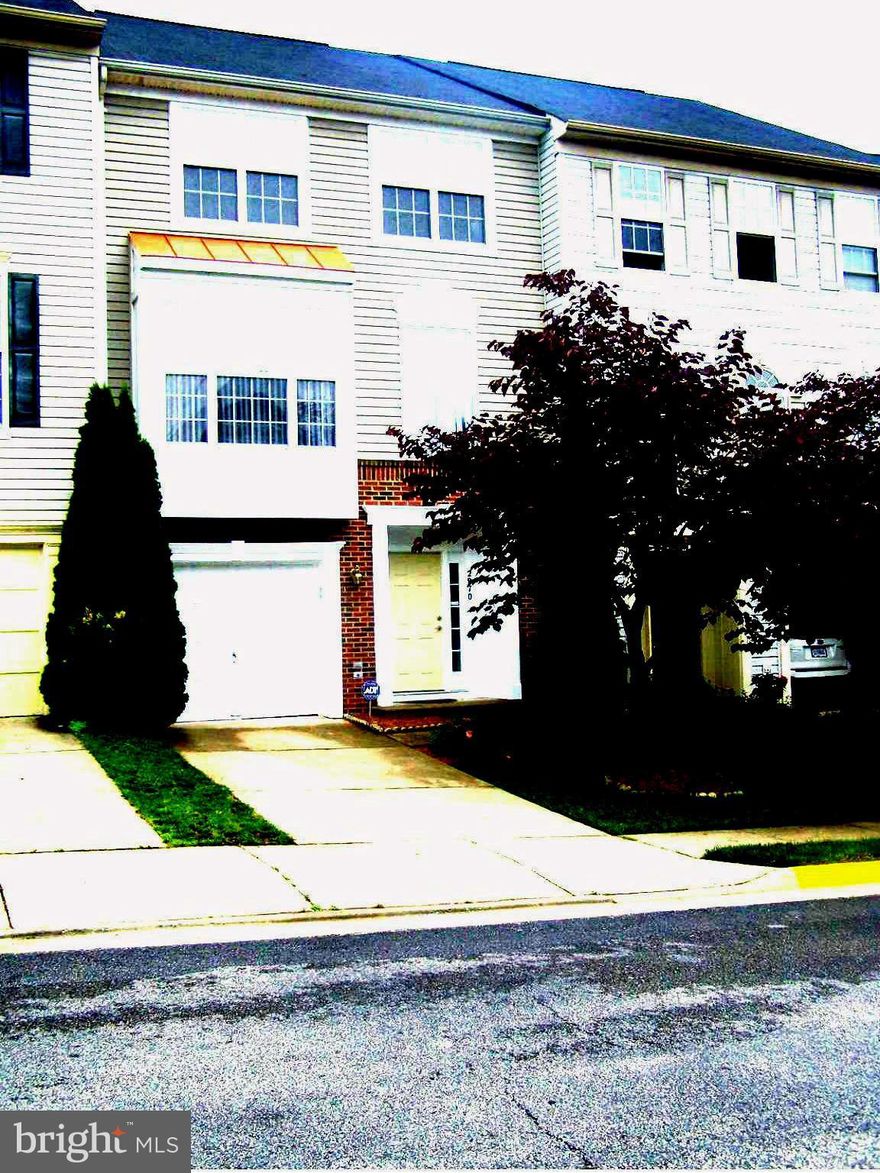 BEAUTIFUL TOWNHOUSE, LOWER LEVEL HAS SPACIOUS FAMILY RM W/ GAS FIREPLACE.  MAIN LEVEL HARDWOOD FLOORS, LARGE LIV/DIN COMBO, GOURMET KITCHEN W/ GRANITE, AND STAINLESS STEEL APPLIANCES.  SITTING RM OFF KITCHEN, FRESHLY PAINTED, NEW LIGHT FIXTURES, FENCED YARD.  NICE COMMUNITY POOL,TENNIS,  PLAYGROUND, MINUTES TO QUANTICO, BELVOIR, I-95, VRE, COMMUTER LOTS,TOWN CENTER, RESTAURANTS, SHOPPING, PARKS.