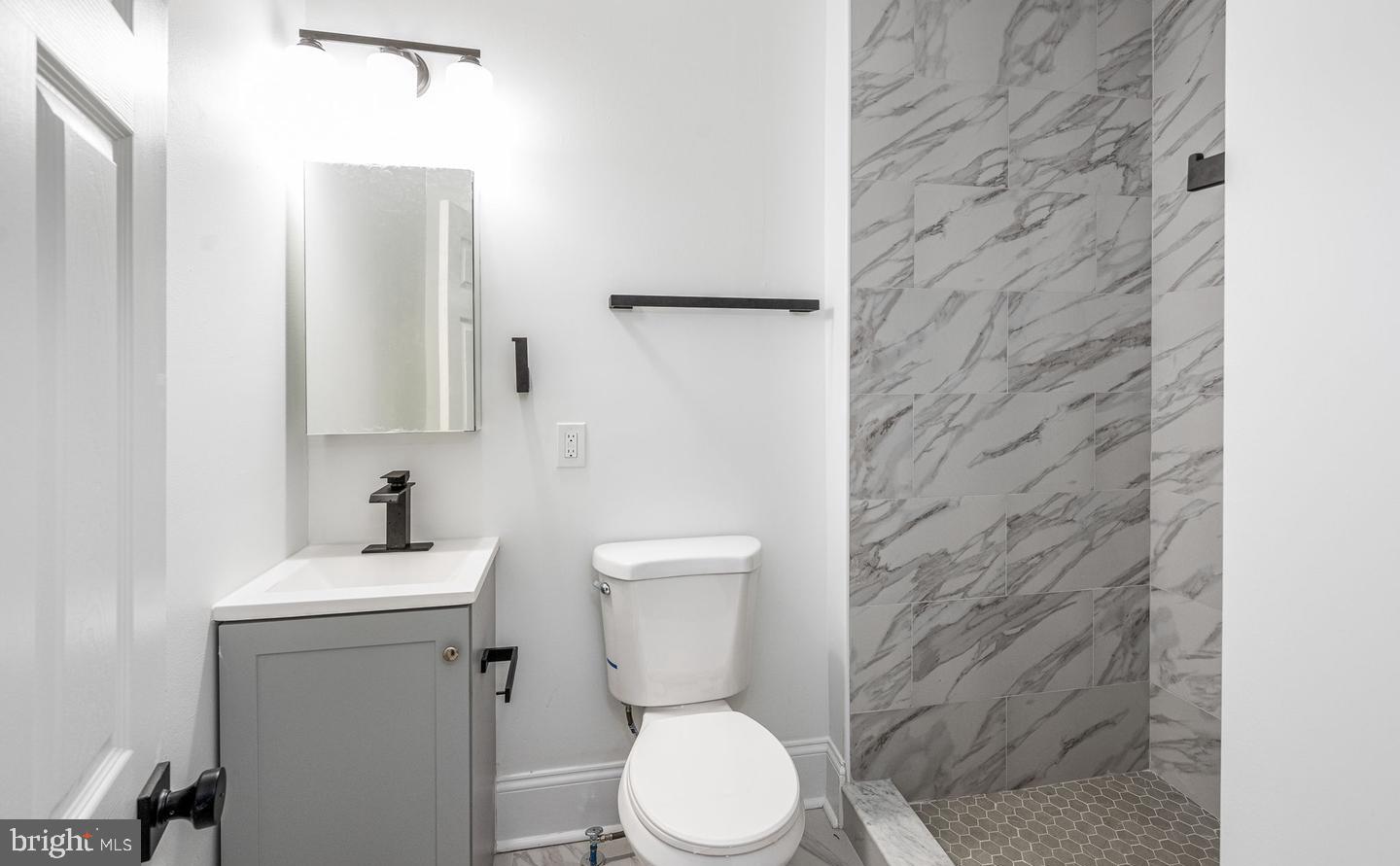 PORT RICHMOND - Residential Lease