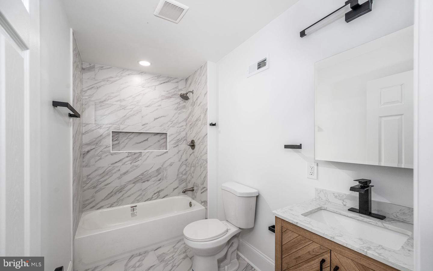 PORT RICHMOND - Residential Lease