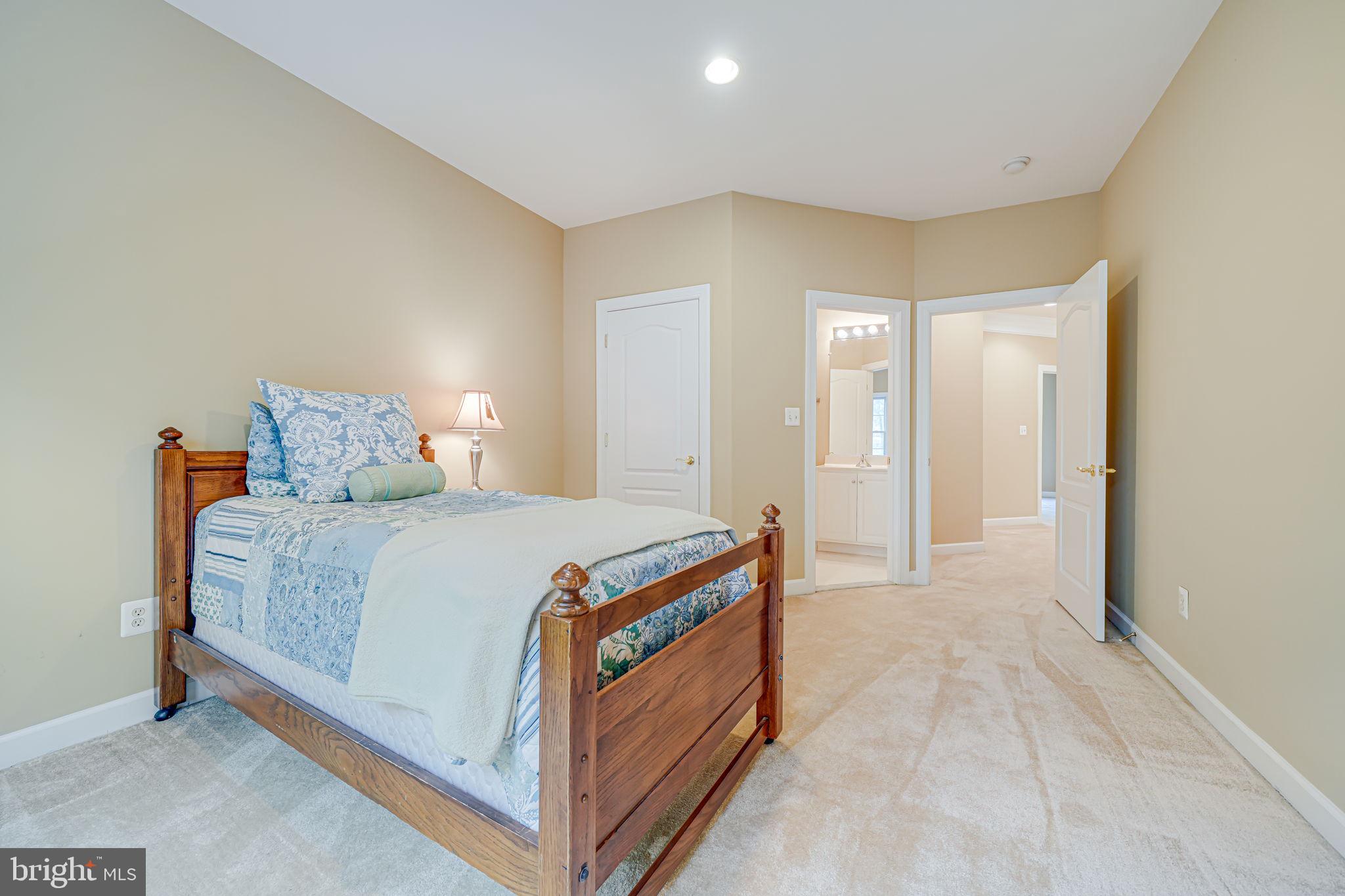 LAKE BARCROFT CLOISTERS - Residential