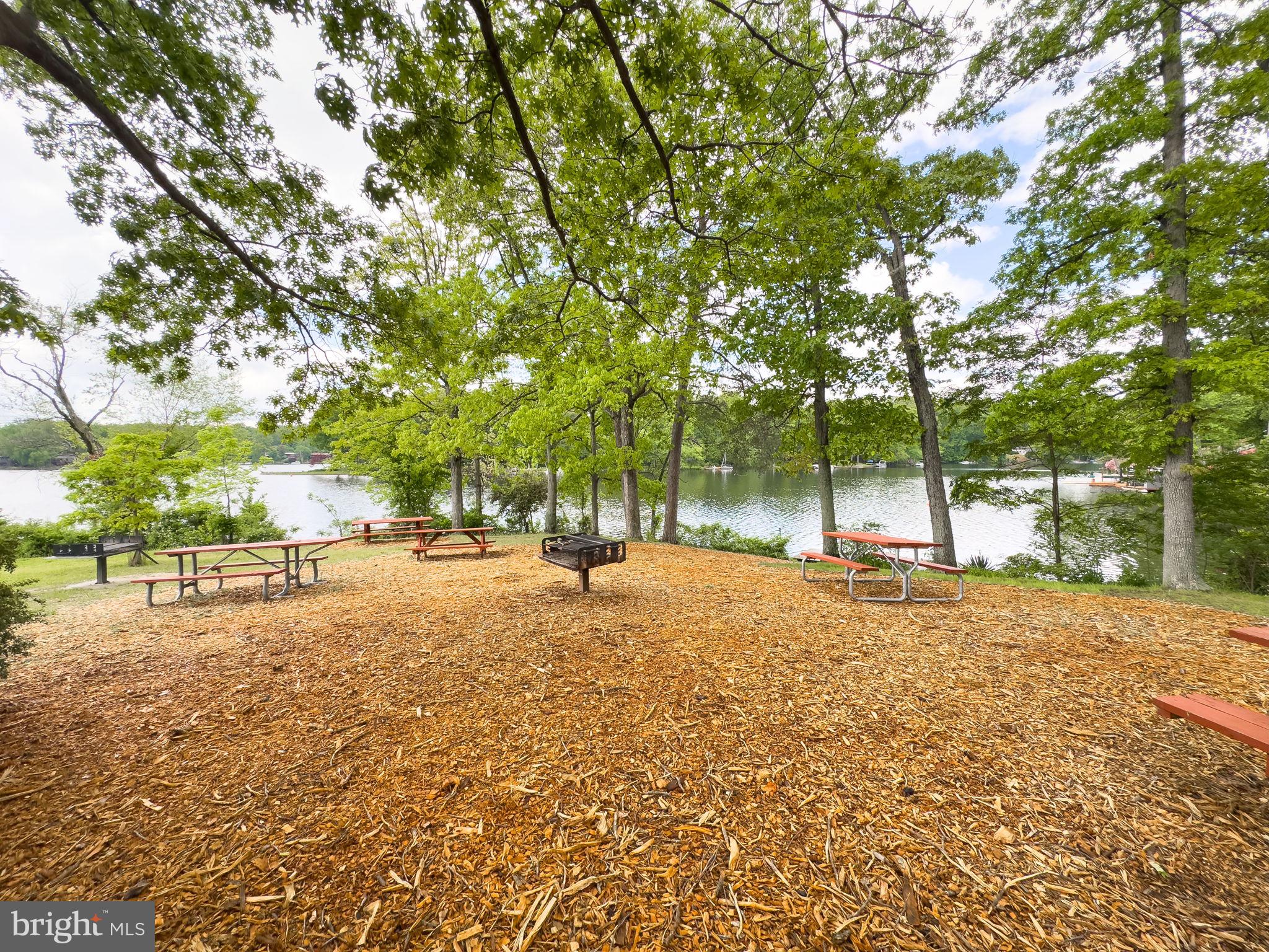 LAKE BARCROFT CLOISTERS - Residential