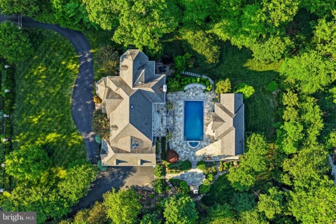 Photo of 1239 Daleview Drive, MCLEAN, VA 22102 (MLS # VAFX2330152)