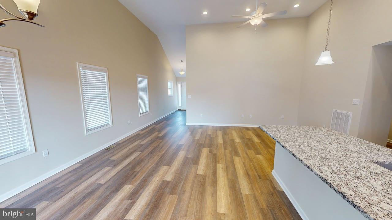 CAPTAIN'S COVE - Residential