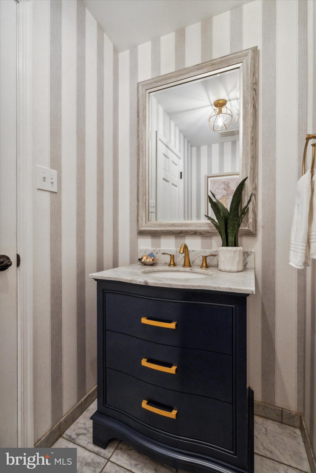 OKEHOCKING HILLS - Residential