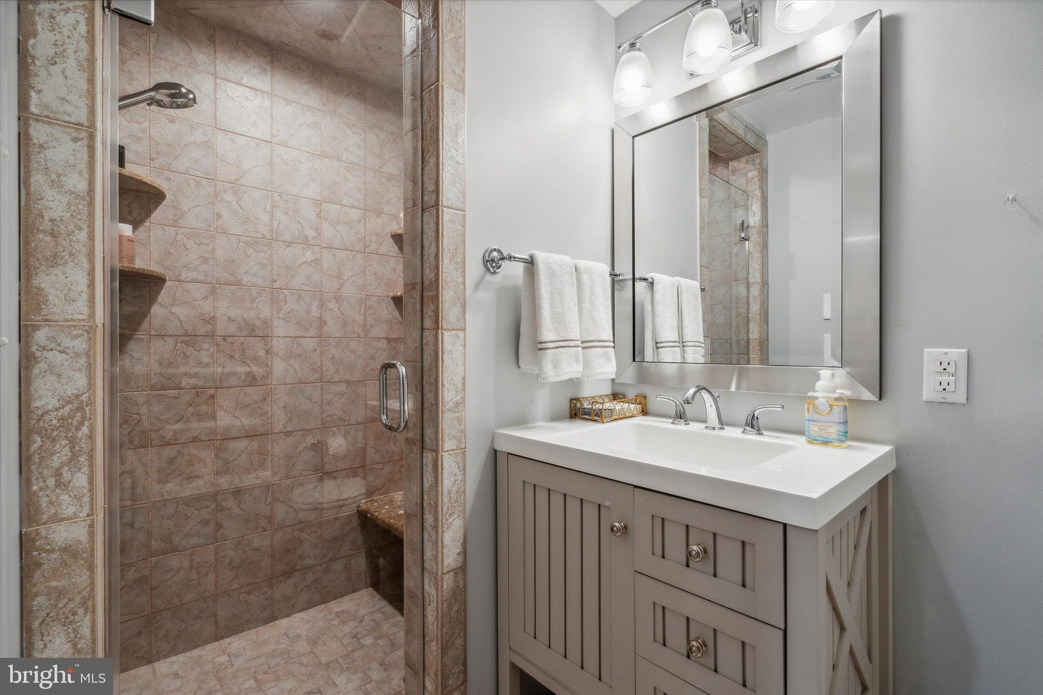 OKEHOCKING HILLS - Residential