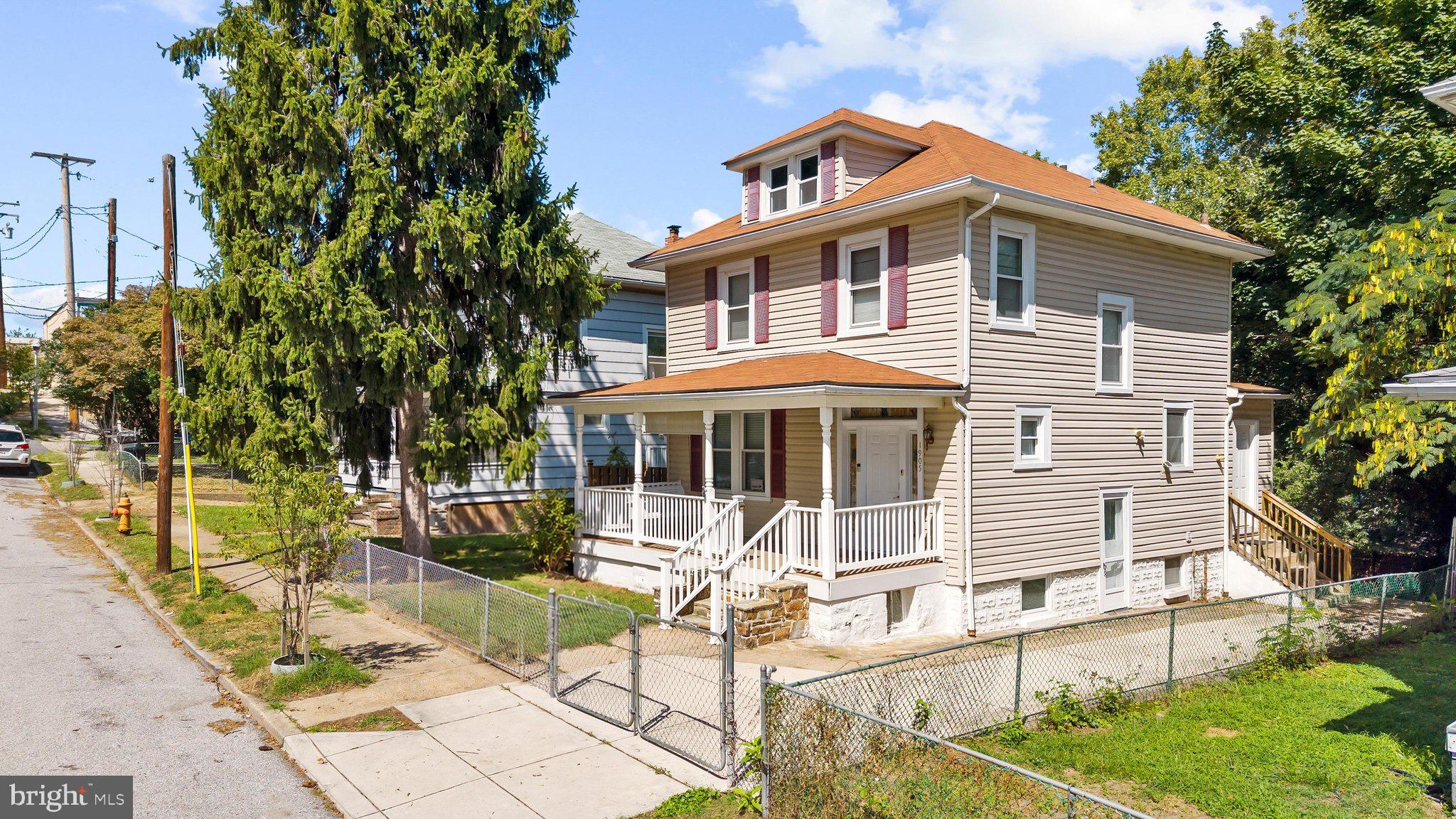 1905 DEERING AVENUE