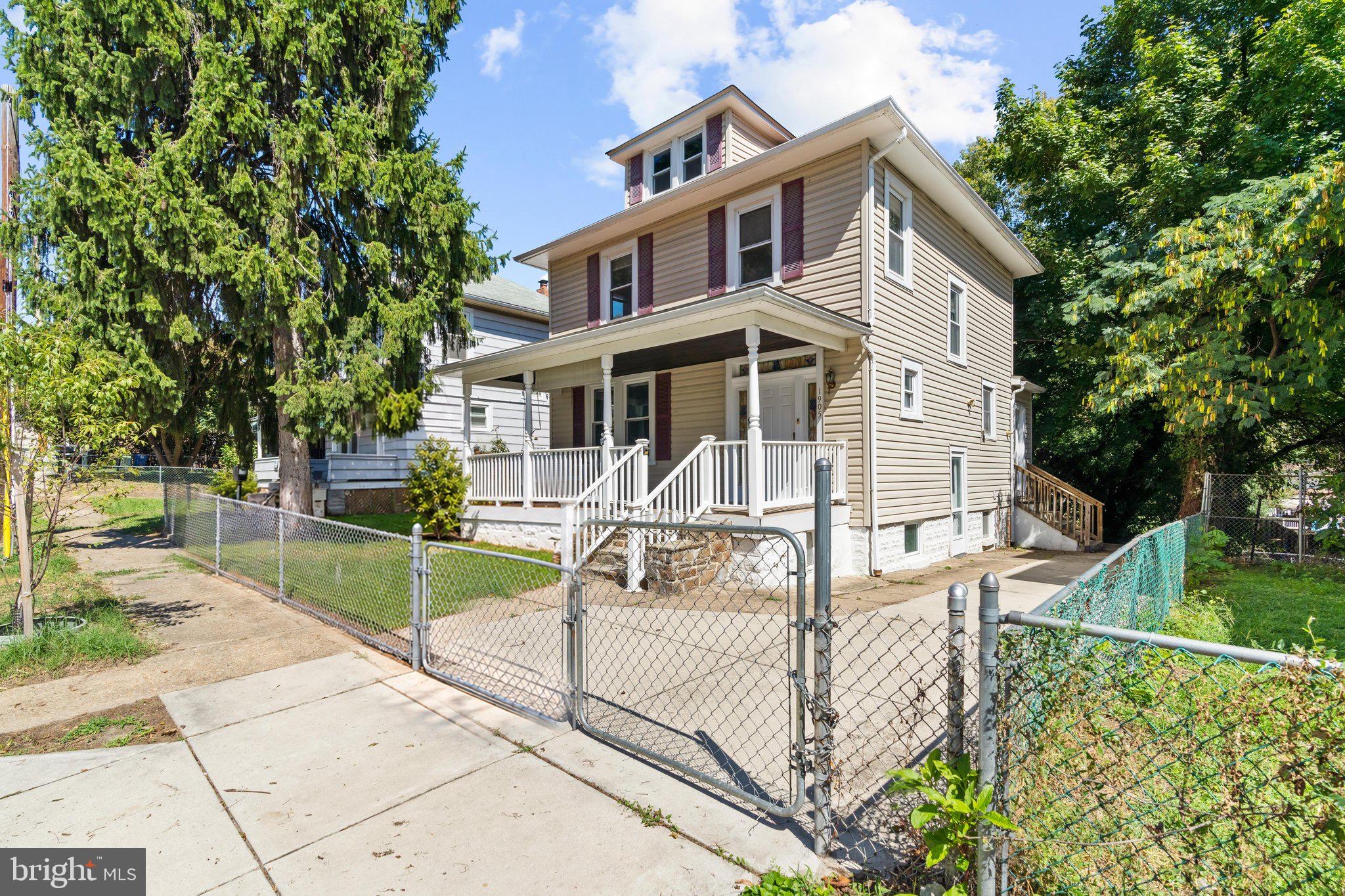 1905 DEERING AVENUE