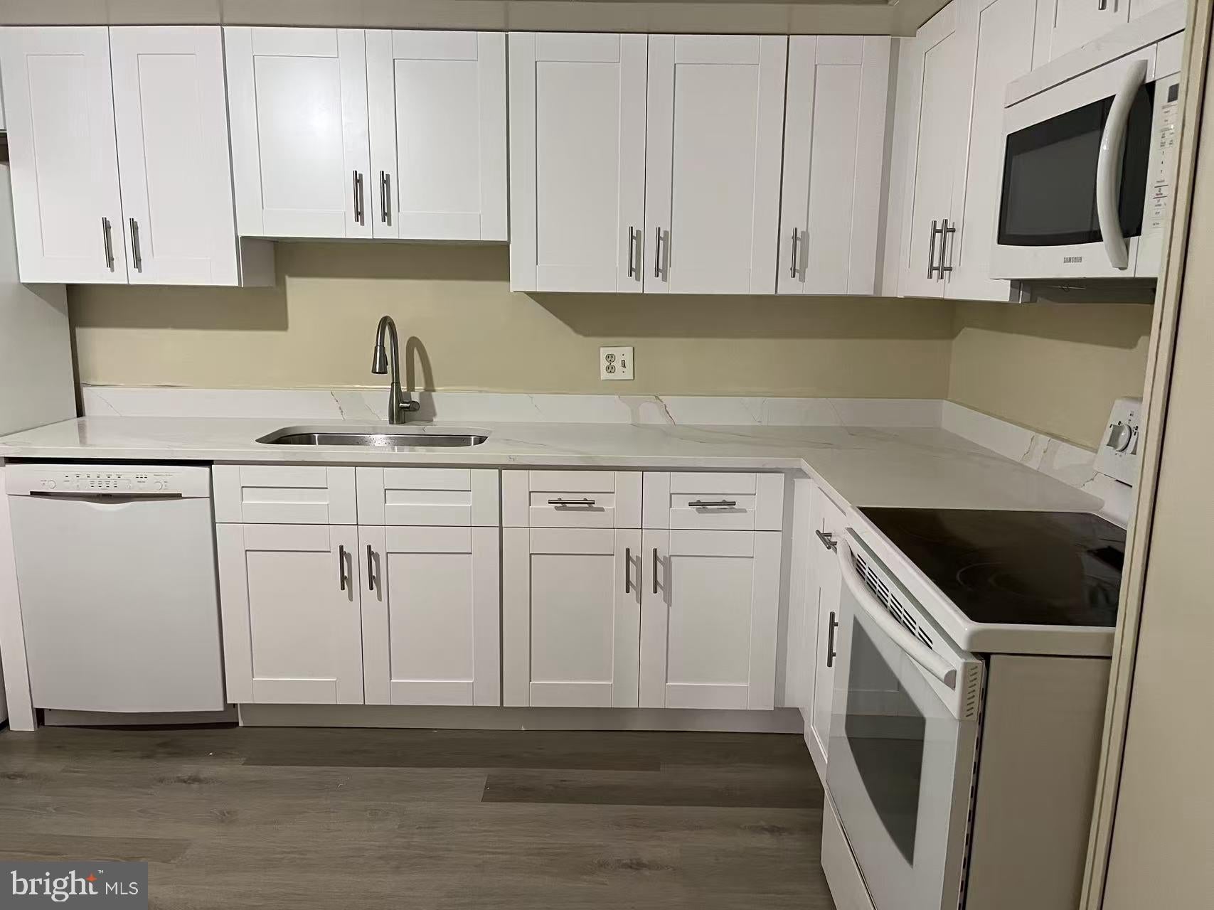 31 STONEHENGE CIRCLE 10