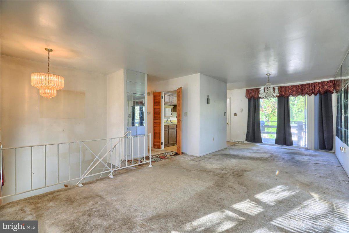 SPRING MANOR - Residential