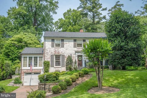Photo of 4706 Jamestown Road, BETHESDA, MD 20816 (MLS # MDMC2184782)