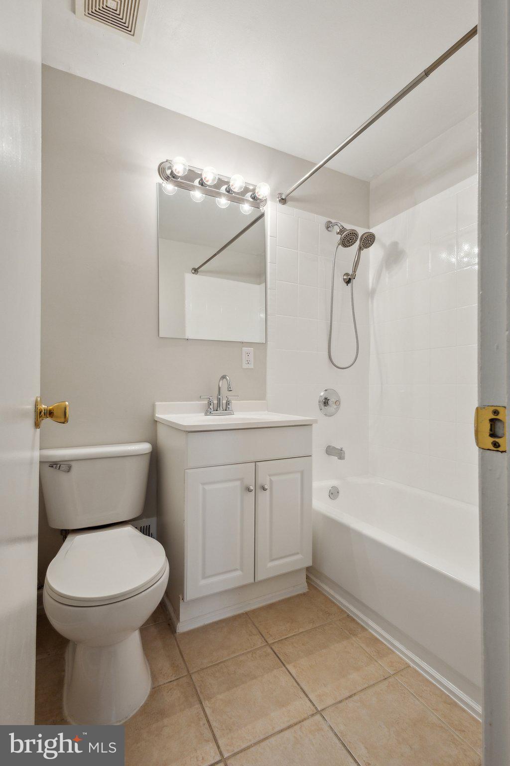 GREENWICH HILL - Residential Lease