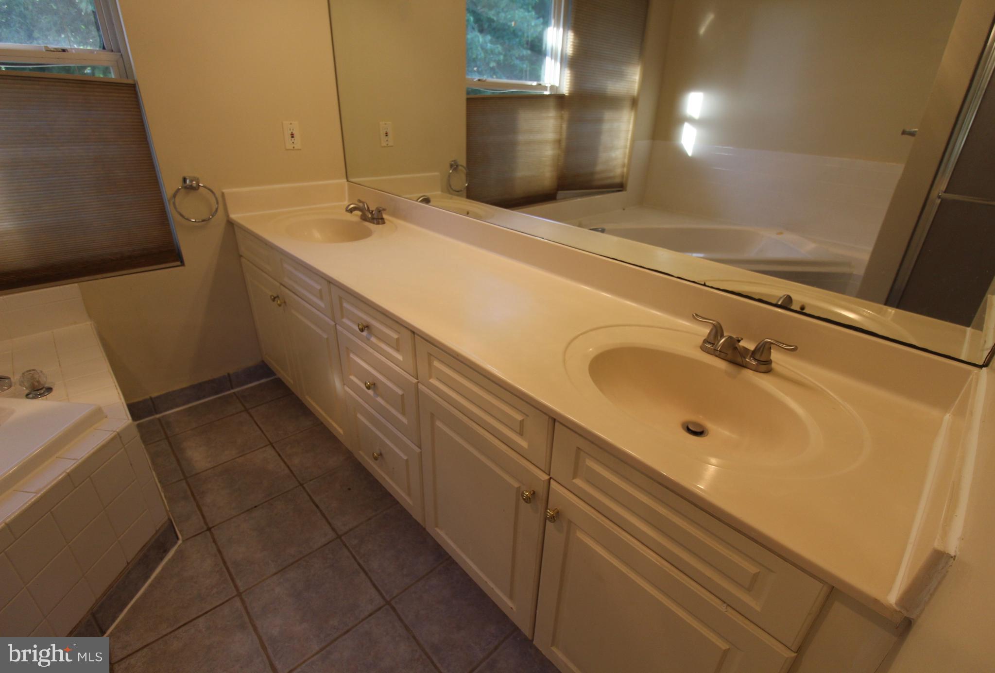 FIVE OAKS ESTATES - Residential Lease