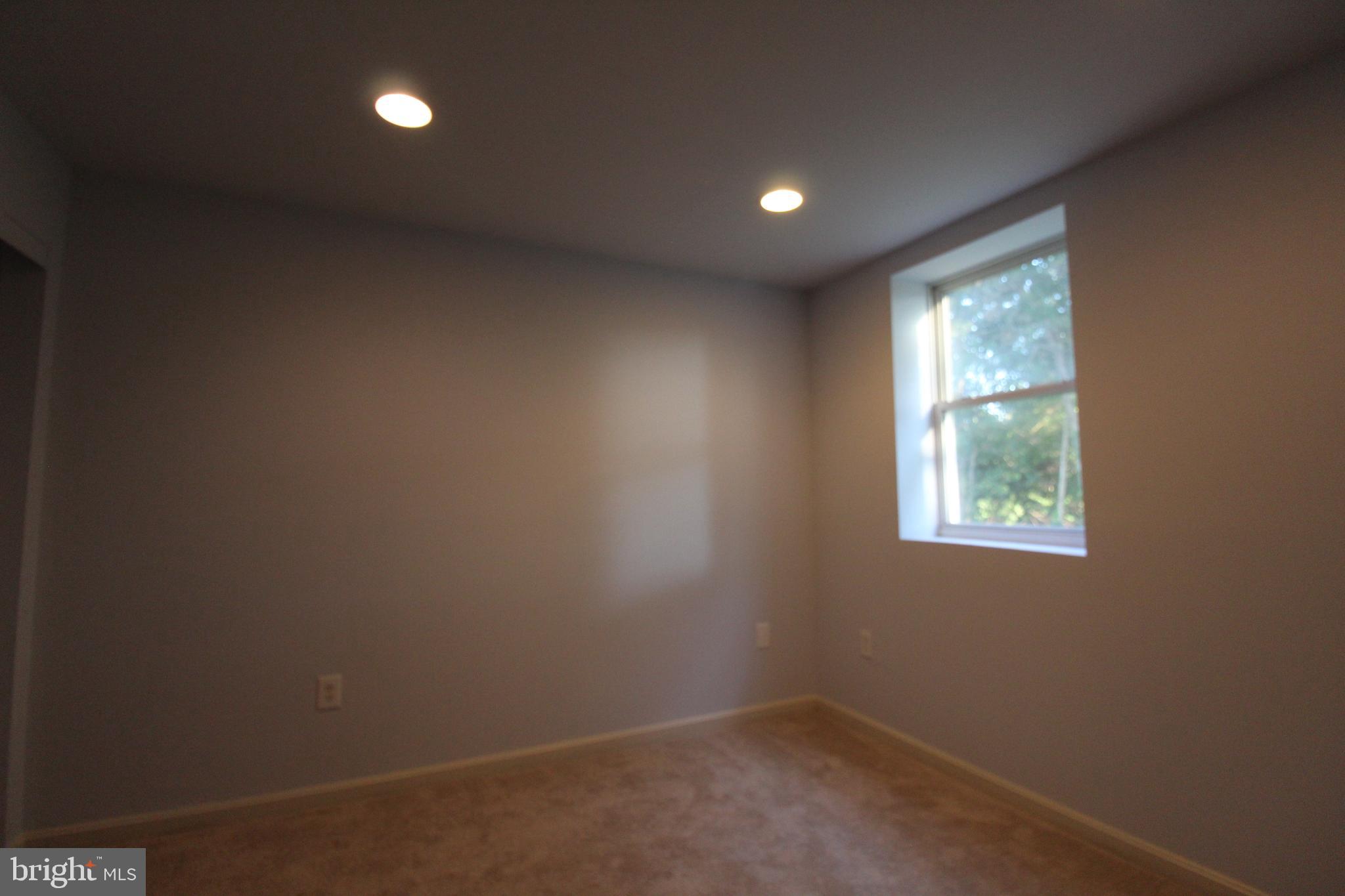 FIVE OAKS ESTATES - Residential Lease