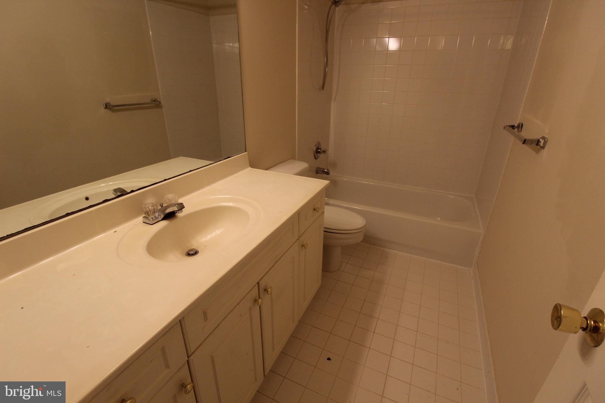 FIVE OAKS ESTATES - Residential Lease