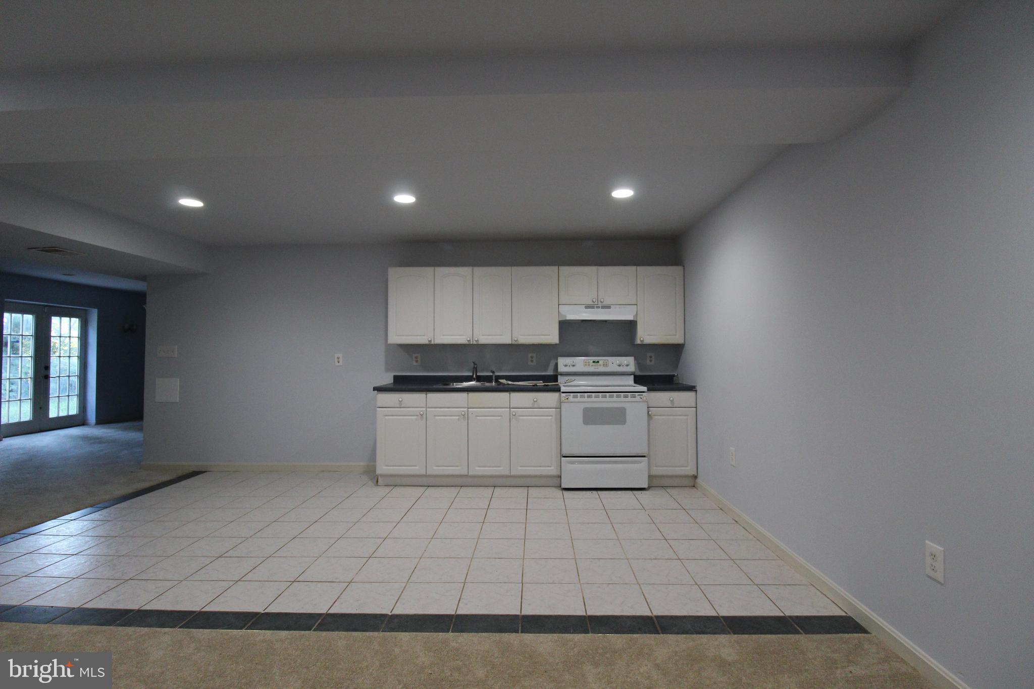 FIVE OAKS ESTATES - Residential Lease