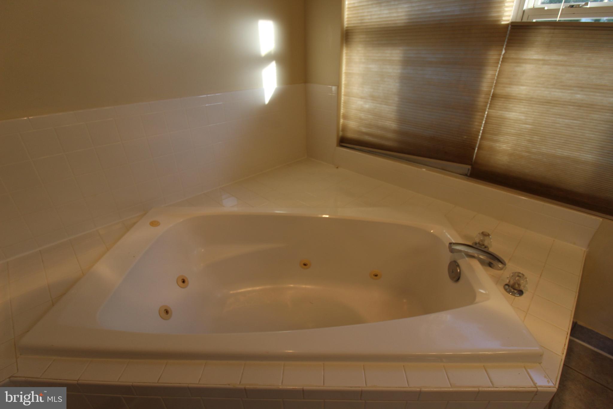 FIVE OAKS ESTATES - Residential Lease