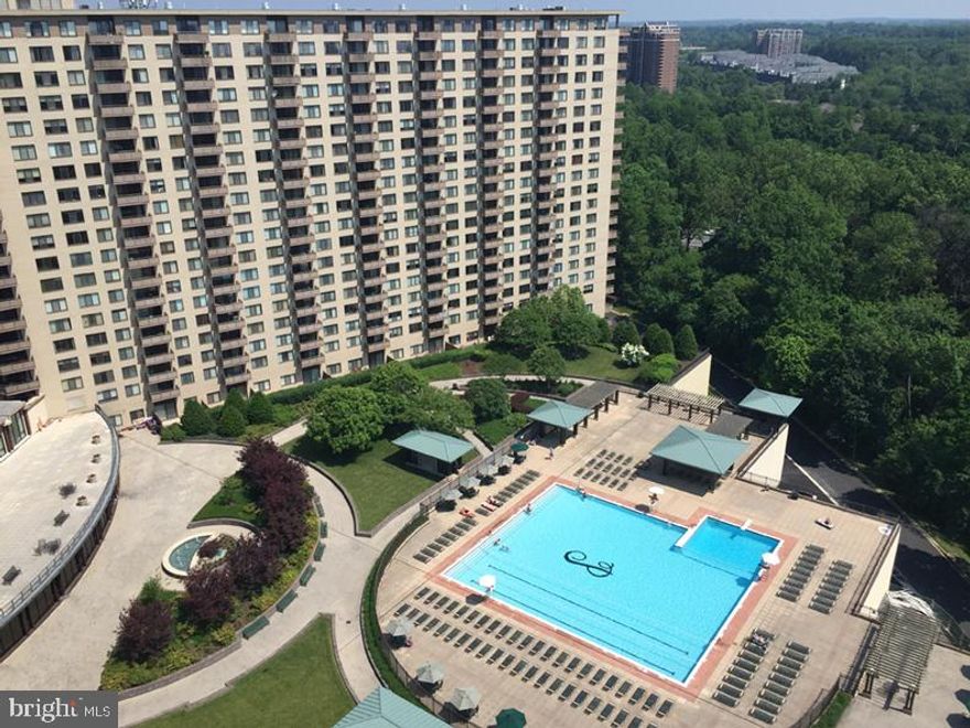 gorgeous "prestige" one bedroom remodeled with impeccable finishes and incredible views.currently configured as a one bedroom with bonus space for additional bedroom/den.