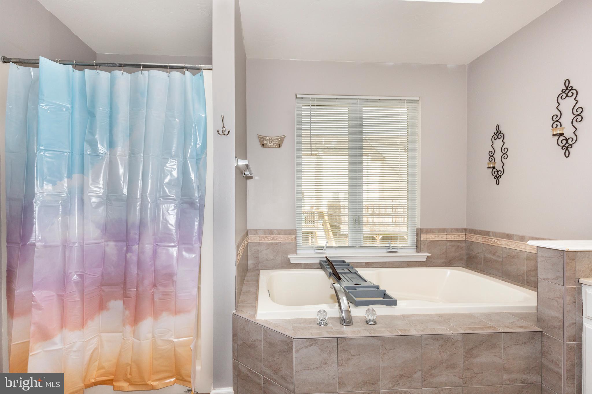 COLONIAL HILLS - Residential