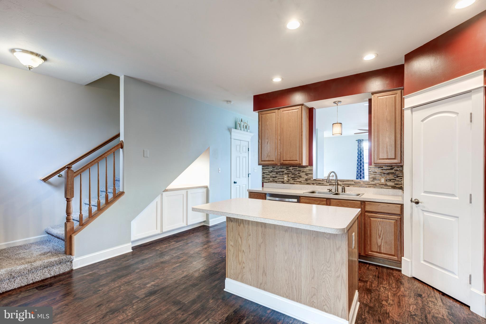 COLONIAL HILLS - Residential