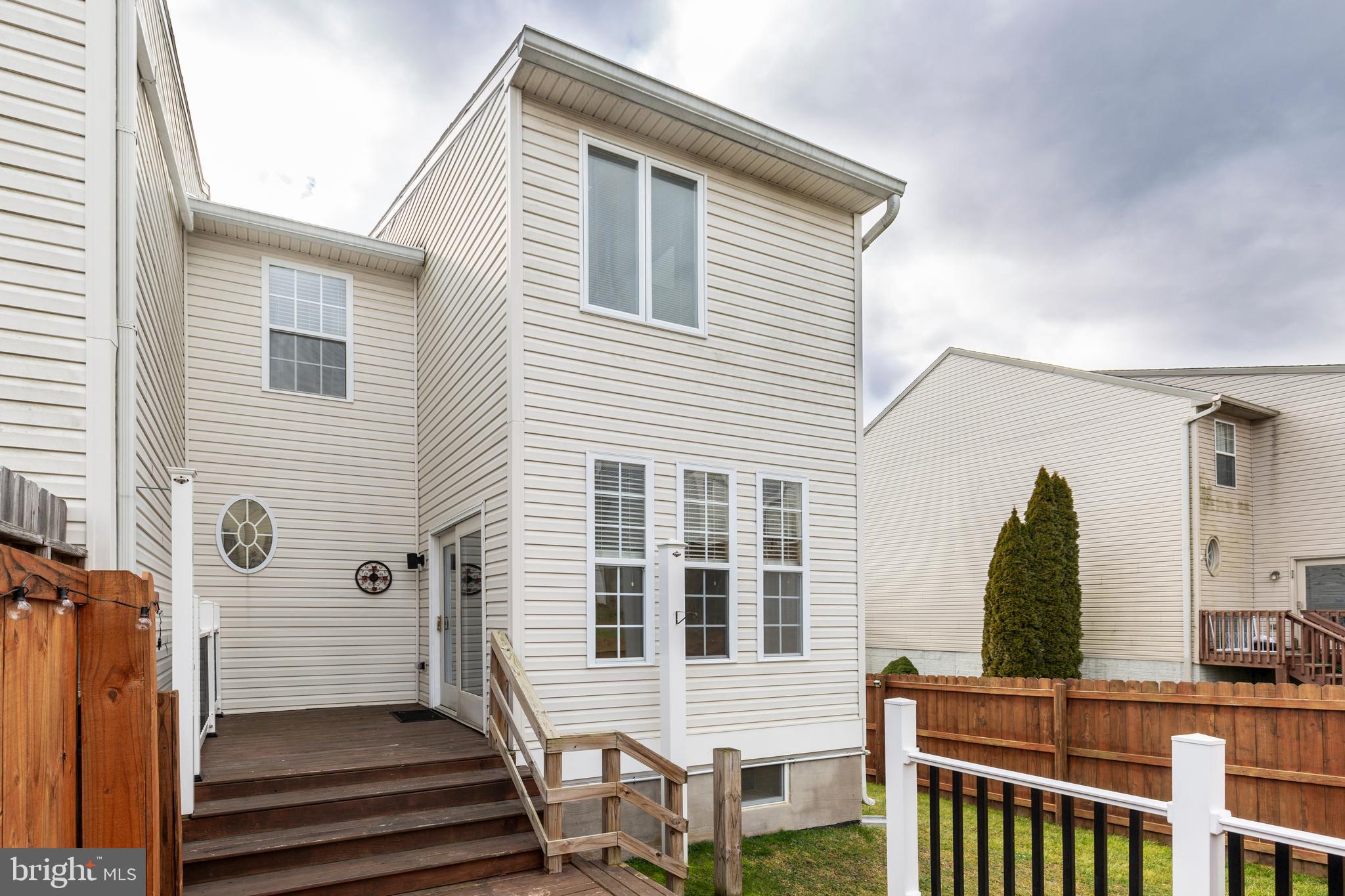 COLONIAL HILLS - Residential