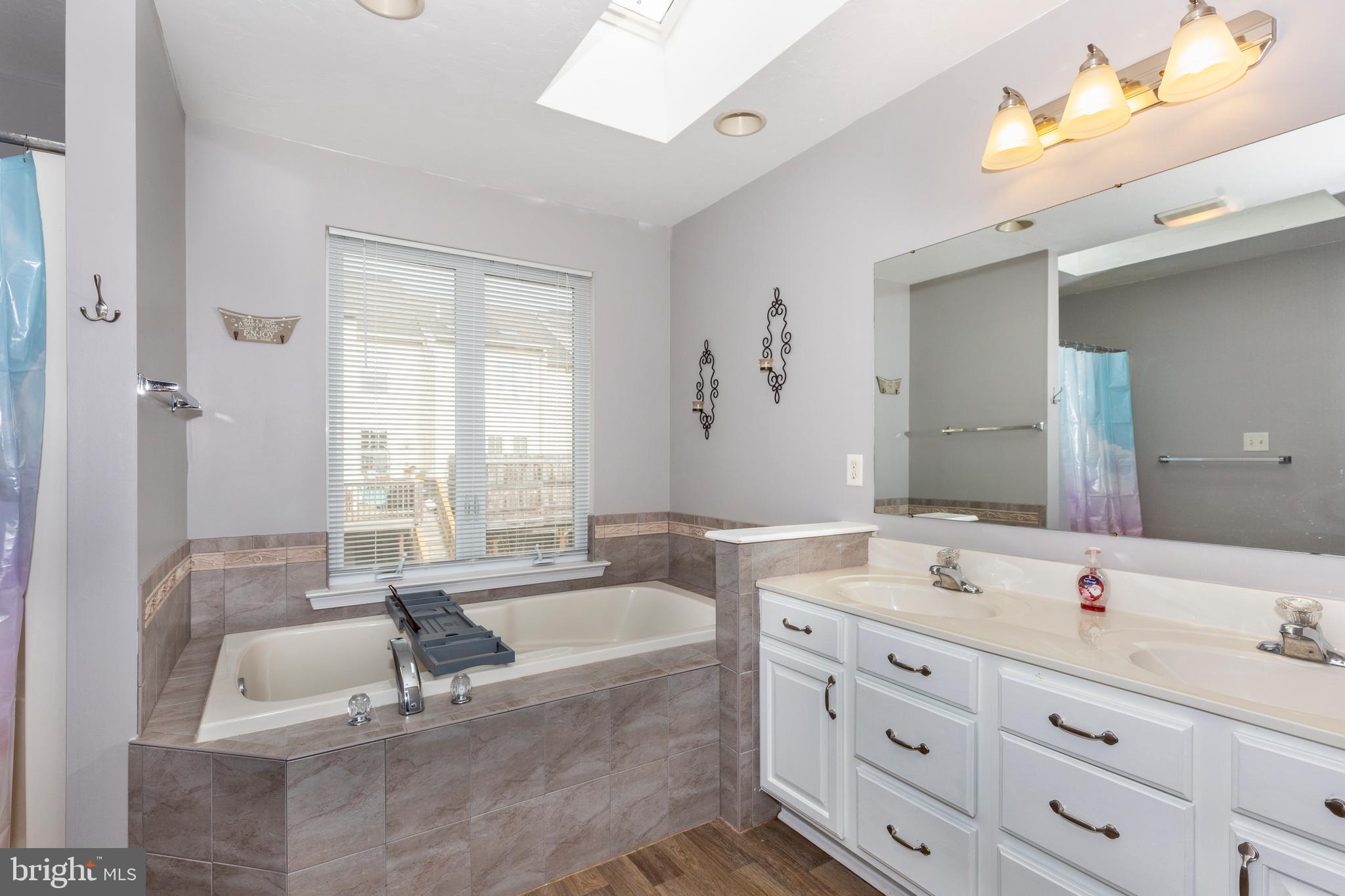 COLONIAL HILLS - Residential
