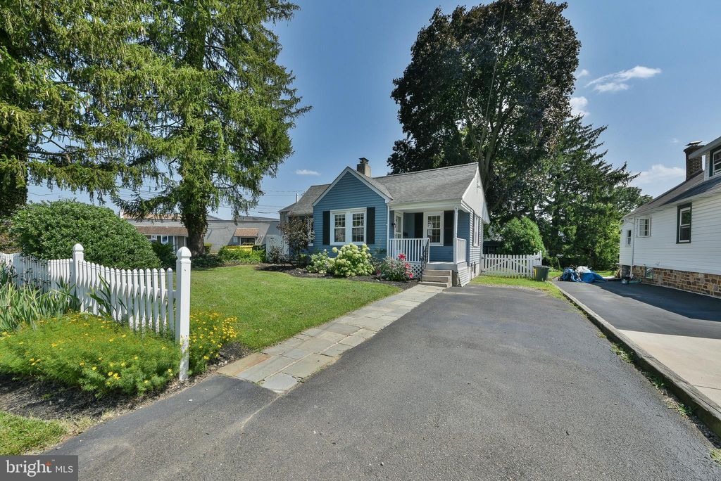 Photo of 6 Grove Avenue, FLOURTOWN, PA 19031 (MLS # PAMC2165834)