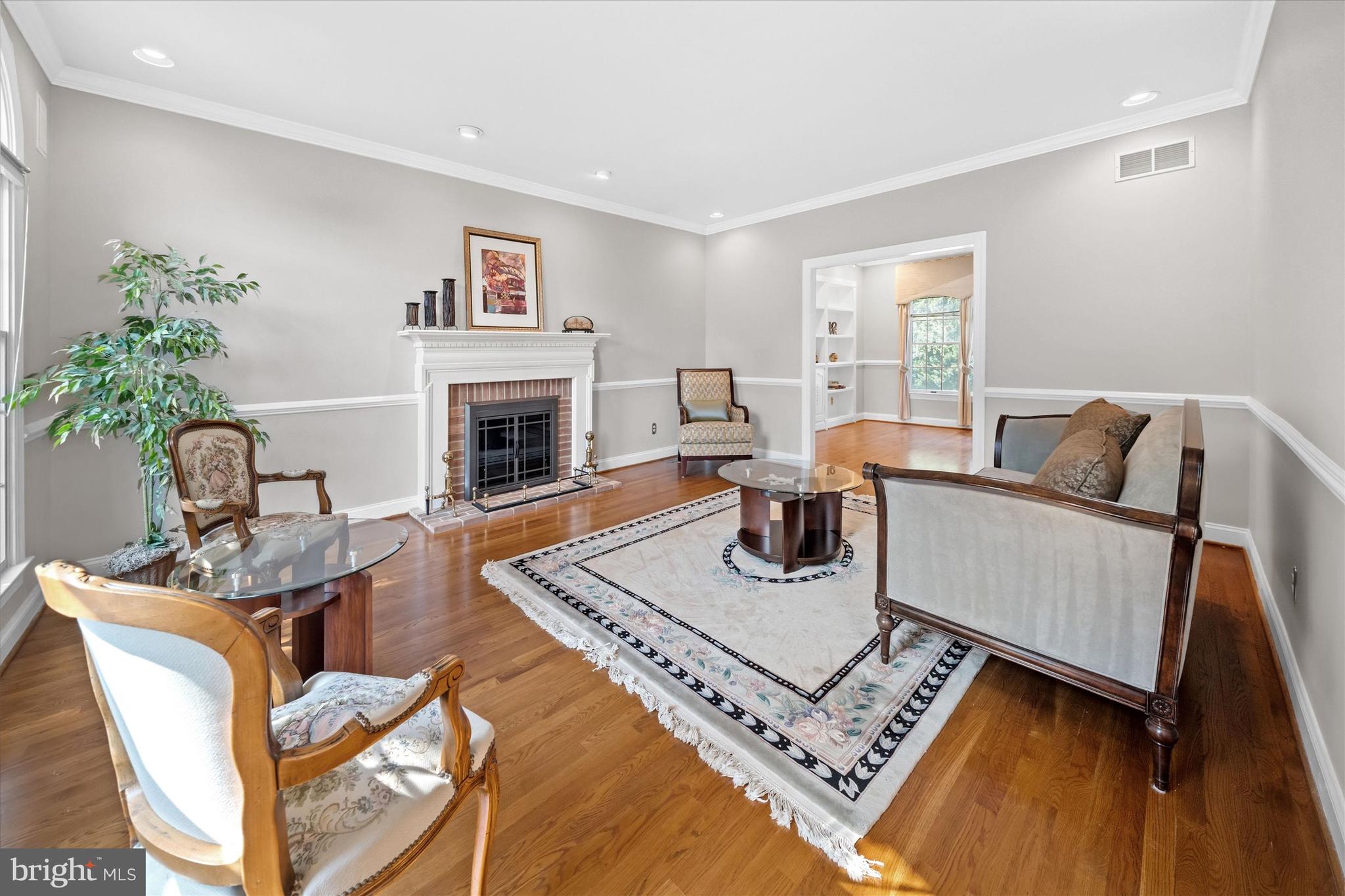 10 EQUESTRIAN CIRCLE