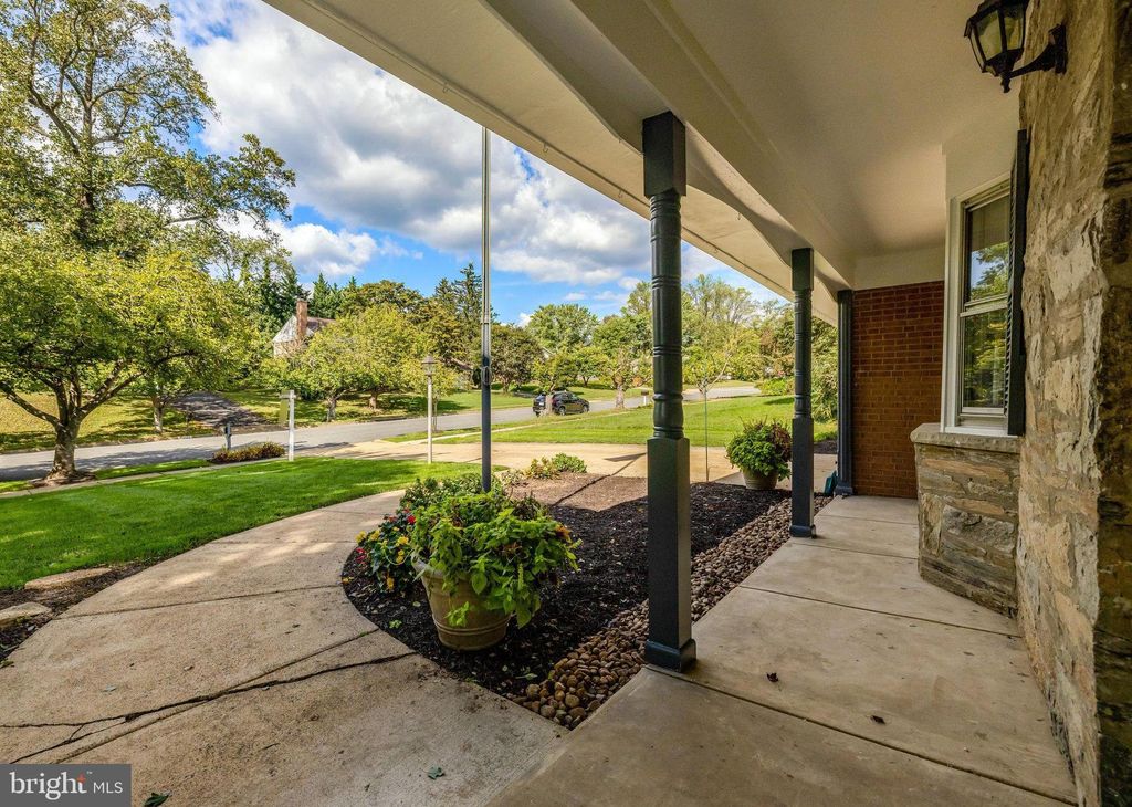 Photo of 2525 Lakevale Drive, VIENNA, VA 22181 (MLS # VAFX2241940)