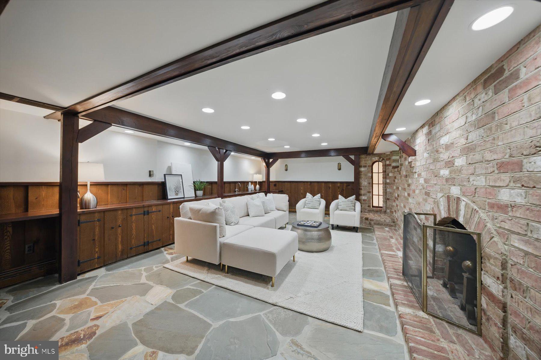 SHIRLEY WOODS - Residential