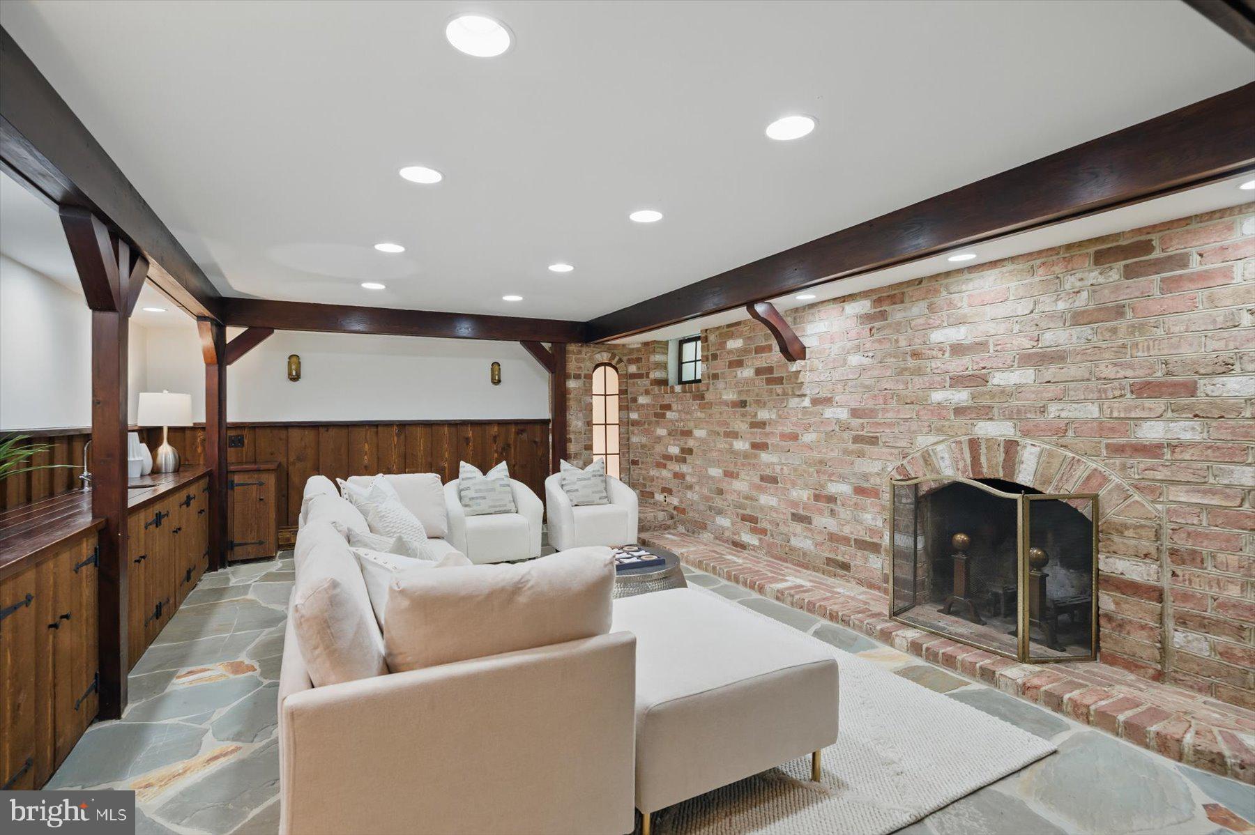 SHIRLEY WOODS - Residential