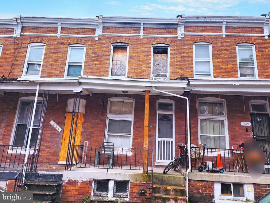 ONLINE AUCTION: Bidding begins 8/4 @ 10:00 AM. Bidding ends 8/8 @ 12:30 PM. List Price is Suggested Opening Bid. Deposit: $5,000. 2 Story Townhouse located in the Darley Park area. JUST MINUTES to Clifton Park Golf Course. Easy access to major traffic artery E North Ave.