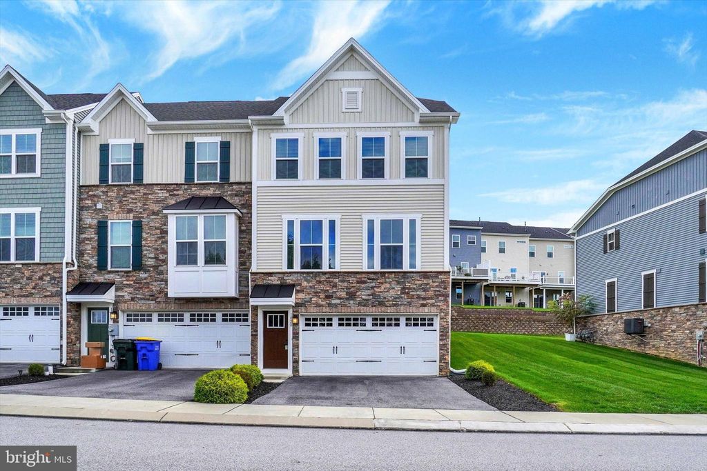Photo of 1028 Rosecroft Lane, YORK, PA 17403 (MLS # PAYK2091818)