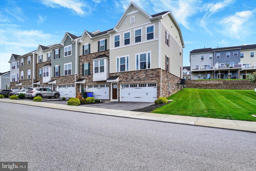 Photo of 1028 Rosecroft Lane, YORK, PA 17403 (MLS # PAYK2091818)