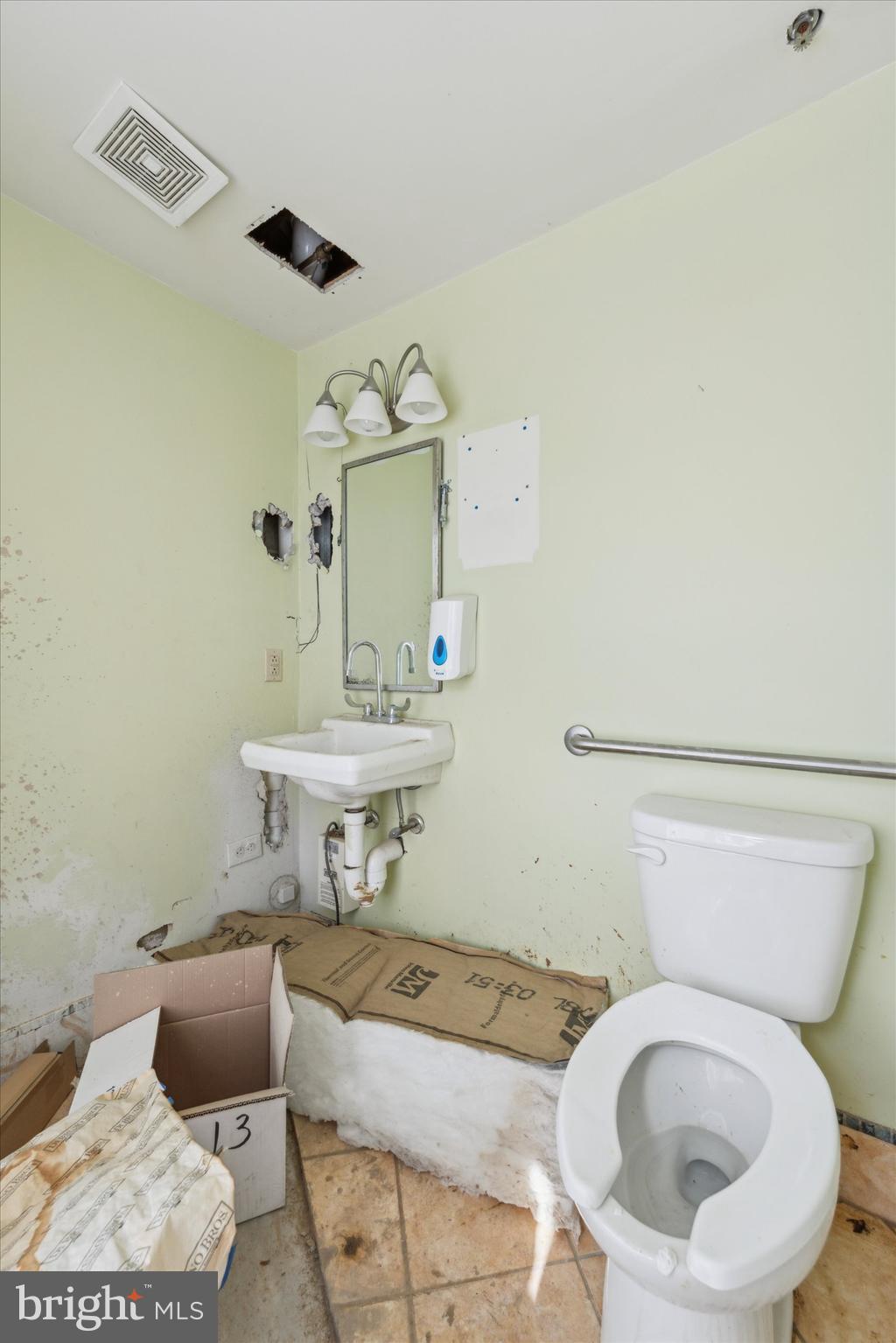 Main image without alt text