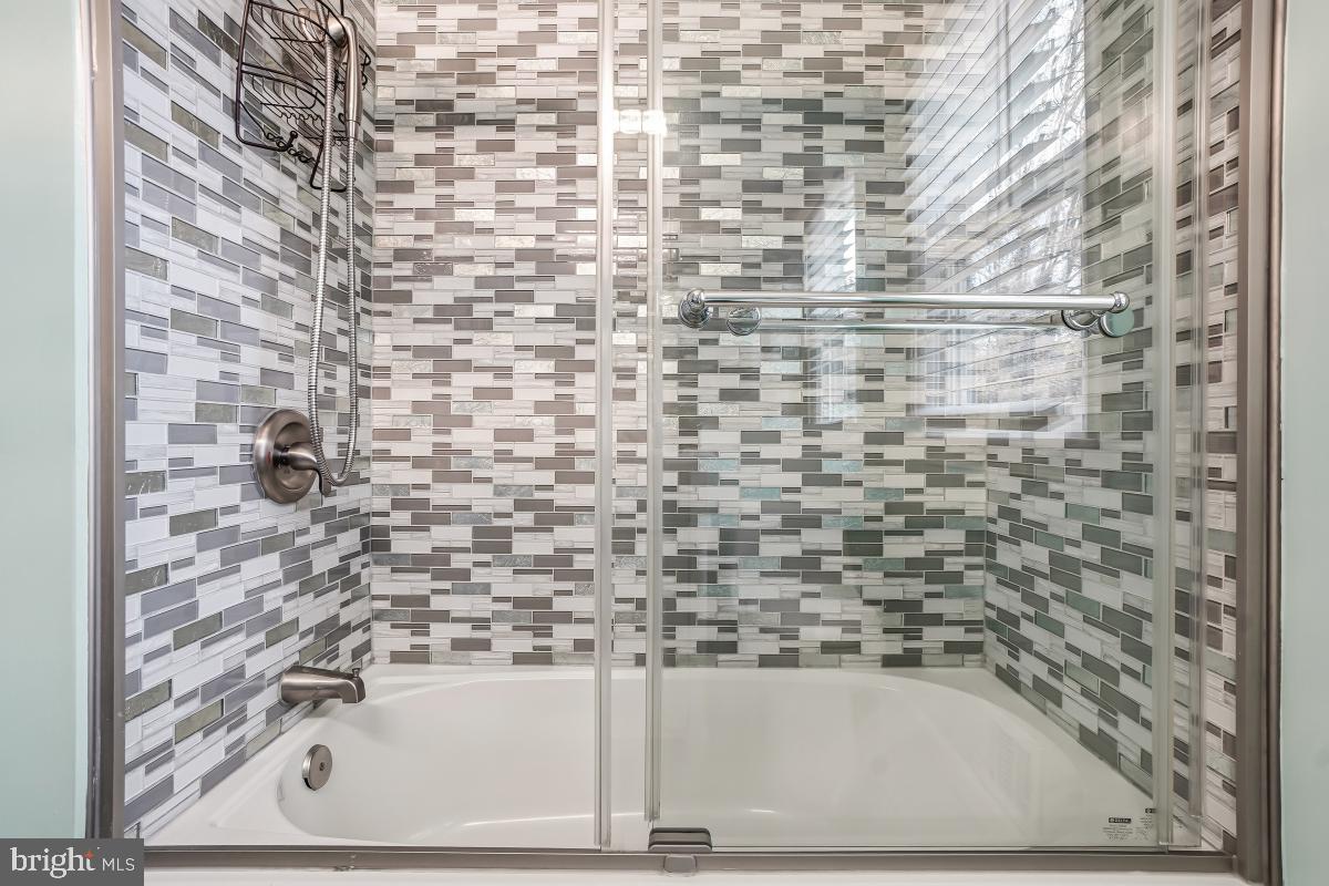 UNIVERSITY HILLS - Residential Lease