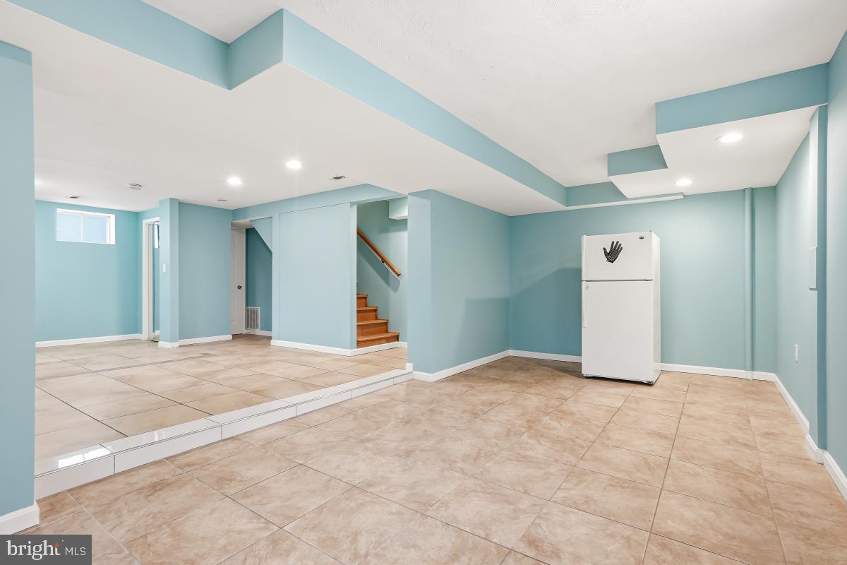 UNIVERSITY HILLS - Residential Lease