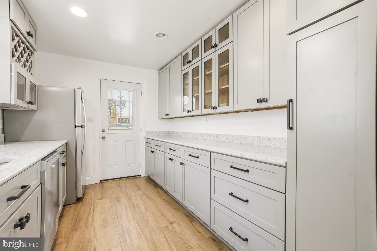 UNIVERSITY HILLS - Residential Lease