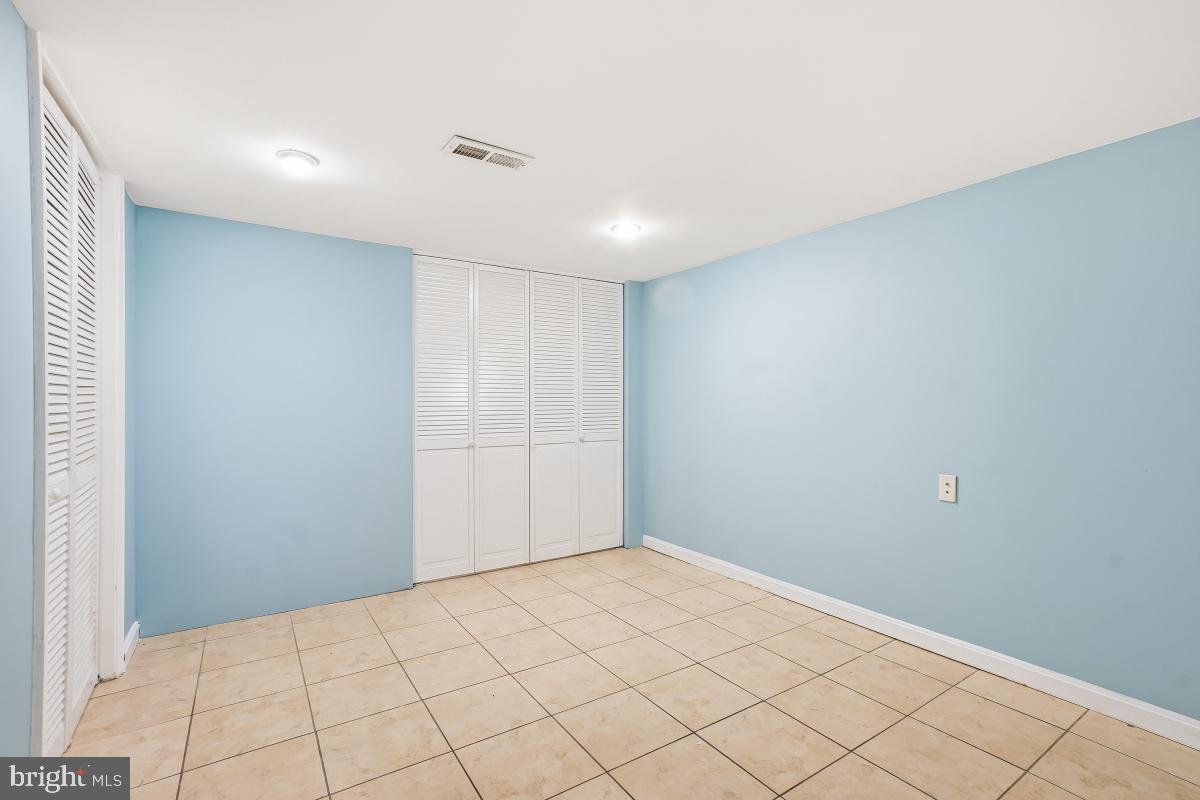 UNIVERSITY HILLS - Residential Lease