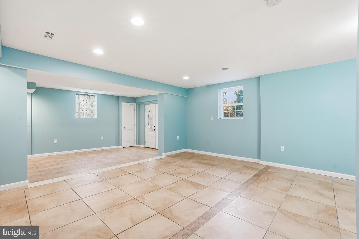 UNIVERSITY HILLS - Residential Lease