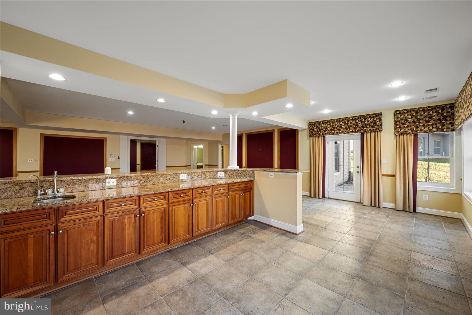 STONEWALL MANOR - Residential