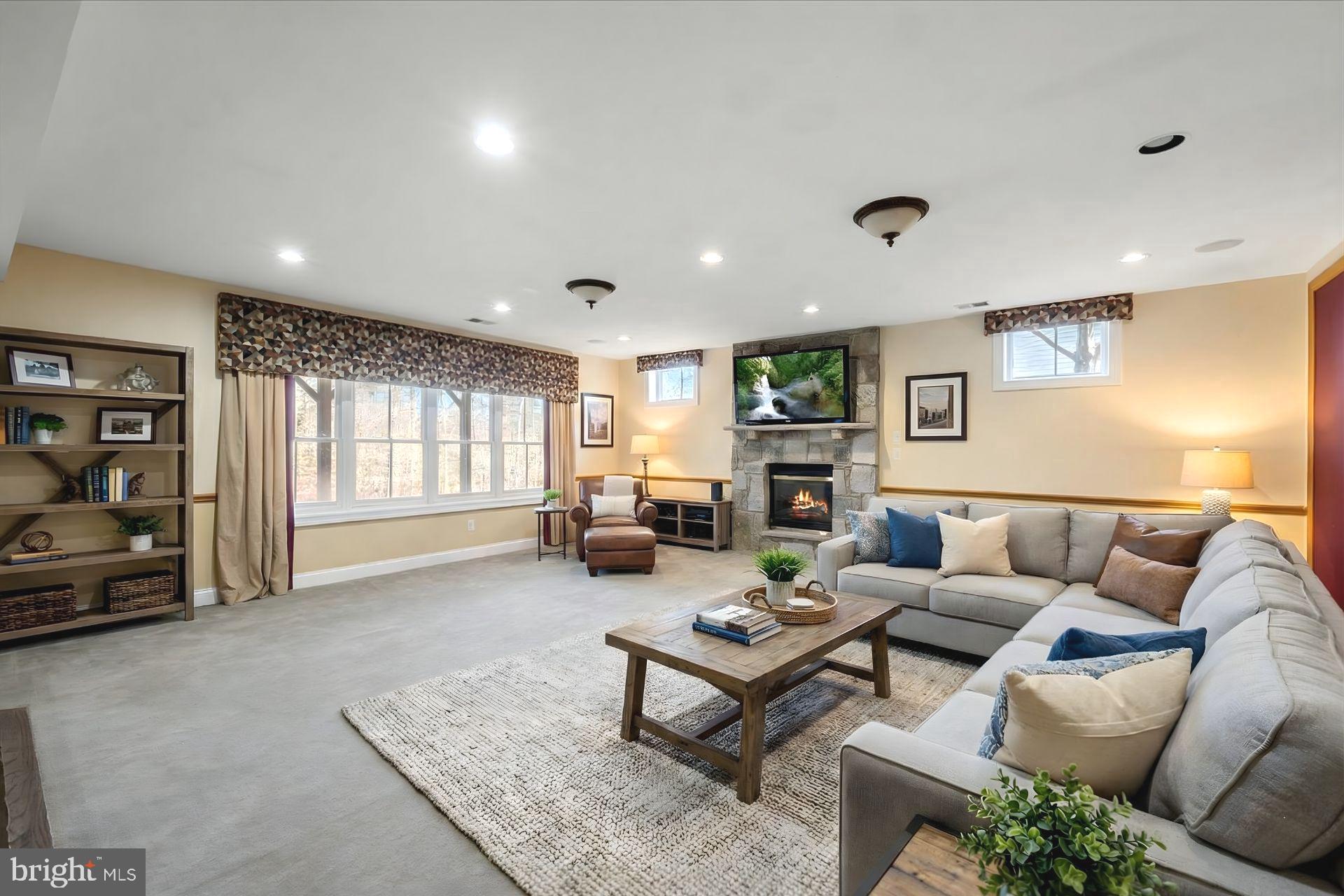 STONEWALL MANOR - Residential