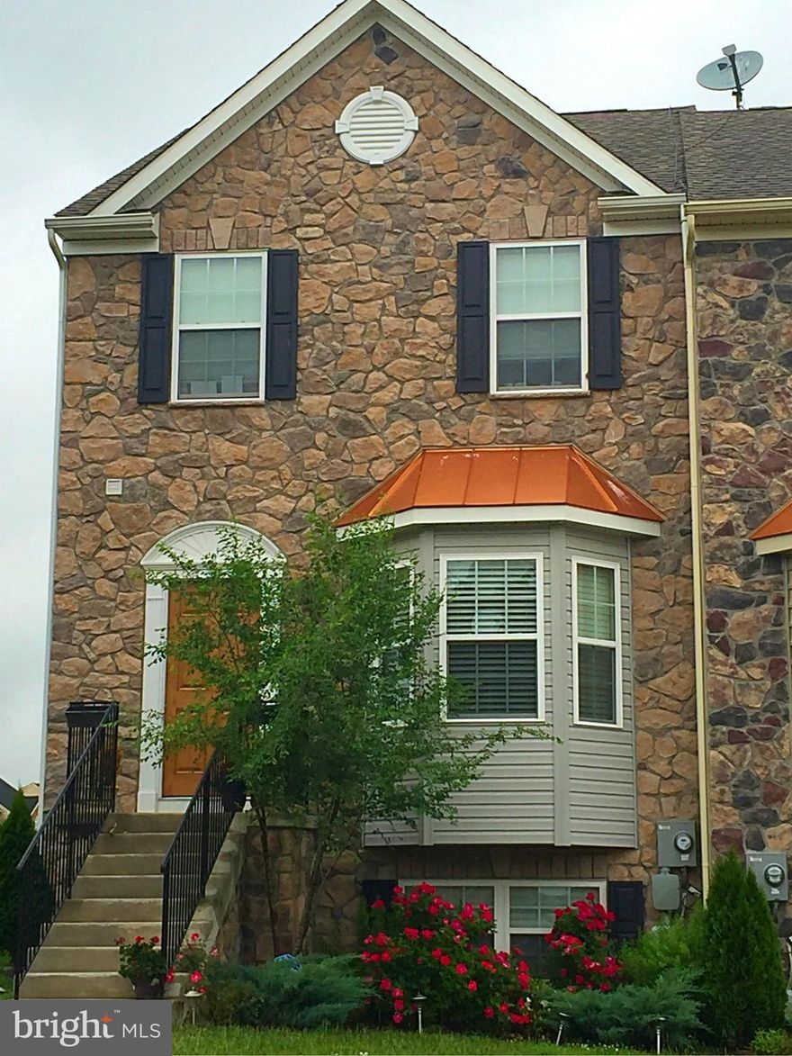 Clean, light and open floorplan! Stone front 3BR/3.5BA end unit w/3 fully finished levels, including full recreation room w/gas fireplace, bedroom and bathroom in lower level. Gourmet kitchen w/cherry cabinetry, stainless appliances, & granite counters. Luxury master bath w/ceramic, separate tub and shower, double vanities. Flush walkout to concrete patio. Excellent condition   not a short sale!