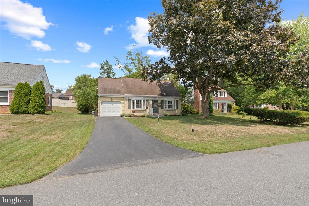 Photo of 1303 Meadowcreek Lane, Lancaster, PA 17603 (MLS # PALA2055098)
