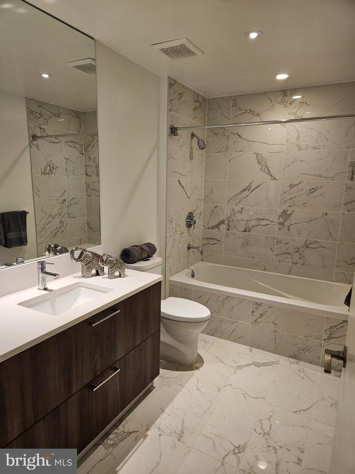 THE VERSE CONDO - Residential Lease