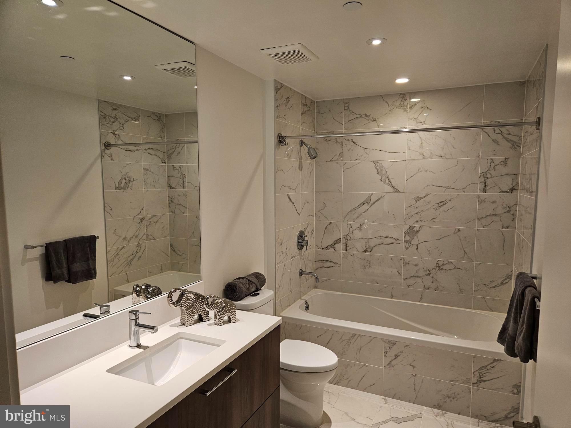 THE VERSE CONDO - Residential Lease