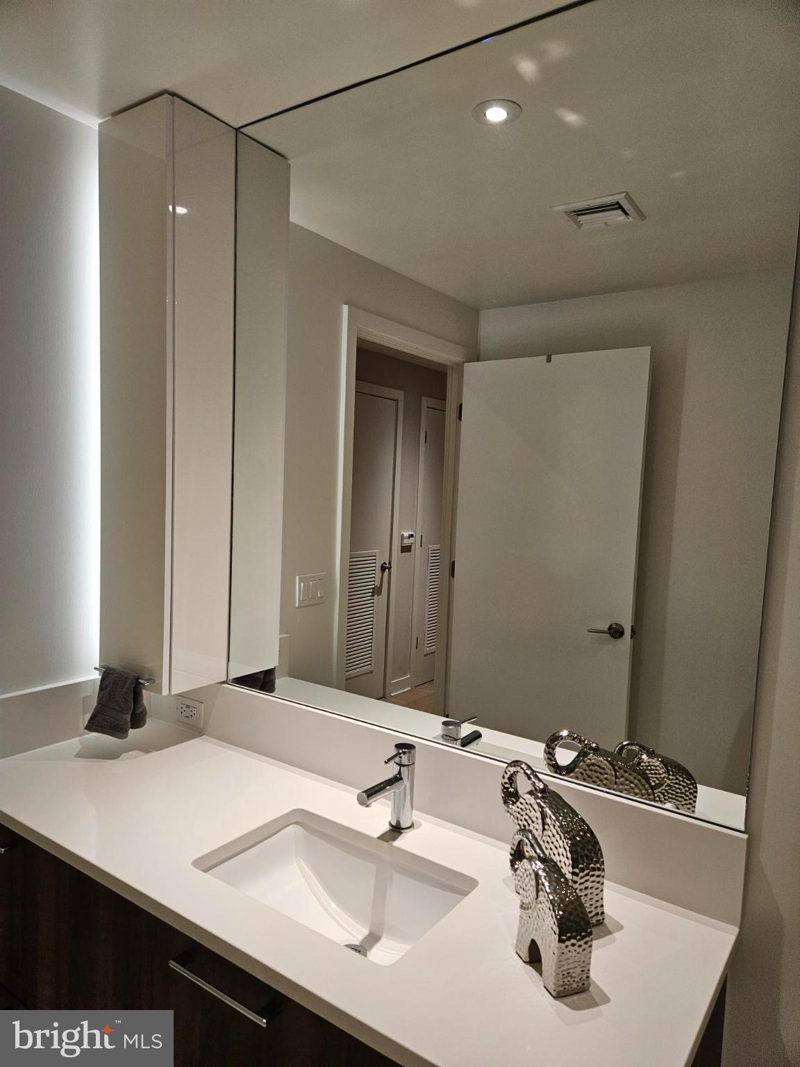 THE VERSE CONDO - Residential Lease